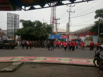 Sosialisasikan PPKM di Pasar Bambu Kuning, Camat TKP: Ayo Bekerja Sama Usir Covid-19
